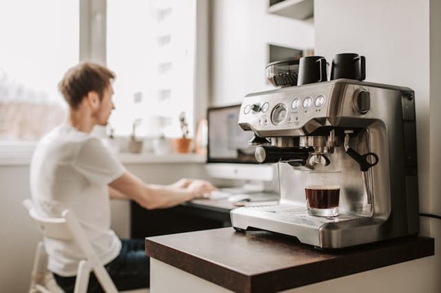 Kaffeemaschine im modernen Homeoffice