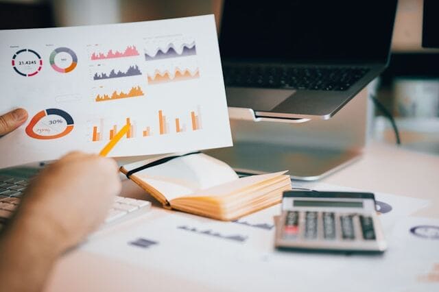 Analyse aktueller Preise und Markttrends Pricingteam prüft Diagramme zur Preisentwicklung