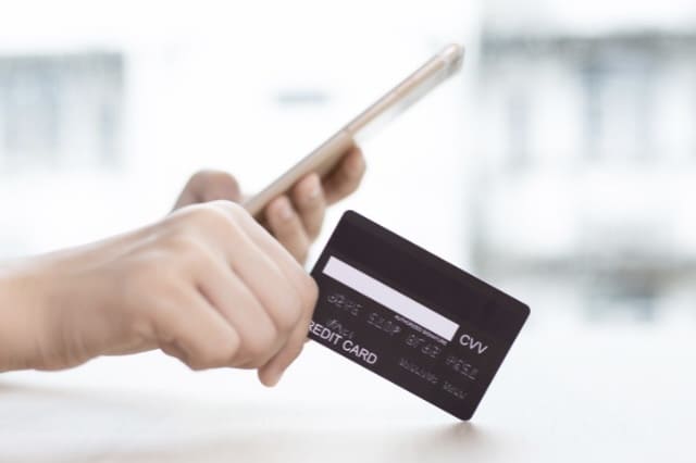 Onlinekauf mit Kreditkarte am Smartphone