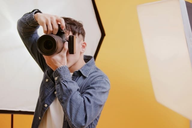 Fotograf bei der Arbeit im Studio