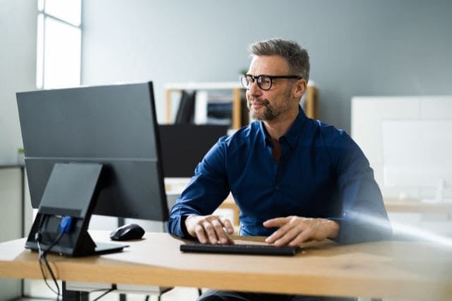 Kostenorientierte Preisfindung im Unternehmen Manager arbeitet an Preisstrategie im Büro